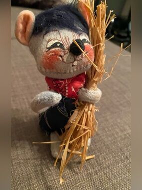 Annalee Gray Mouse with Red Bandana and Straw Accent